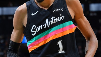 kaiyun体育-王者归来取大胜！光头文班22+10完压字母 膝盖被撞后5记三分超准