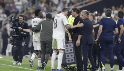 西超杯半决赛维尼修斯与西蒙尼争执细节曝光|马竞|电台|迭戈·西蒙尼|西班牙|科贝电台_新浪体育_新浪新闻