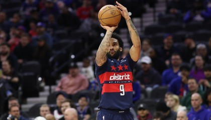 积极性不错！AJ·约翰逊上篮打板弹筐 尚帕尼泰山压顶单手补扣