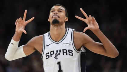 kaiyun体育-文班刷新姚明尘封纪录 续写NBA中锋传承|文班亚马|圣安东尼奥马刺队|NBA常规赛|夏洛特黄蜂队|篮板_新浪体育_新浪新闻