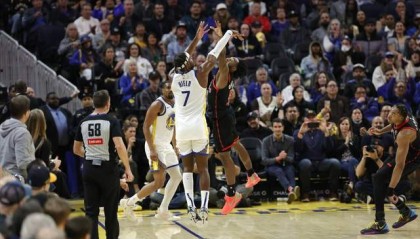 开云-心态失衡！勇士最多落后30分：库里16中6仅16分，老板双手抱头