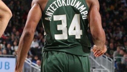 字母哥43分破网绝非只靠蛮力 他的武器库再次升级