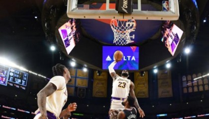 开运体育官网-头号关键先生！39岁詹皇攻防一体：防到小卡6中0