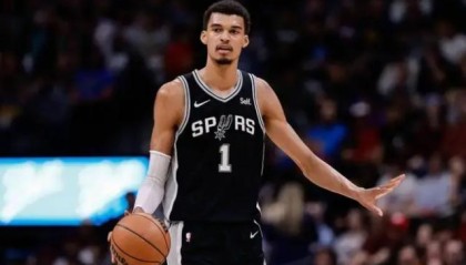 开云-复刻邓肯场外喊话！文班亚马要引领马刺新时代