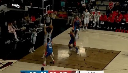 杨瀚森张开长臂再次奋力抢到进攻篮板，半场已抢到10个篮板