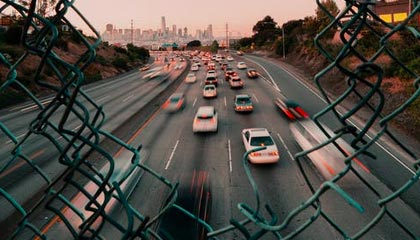 接机女球迷吐槽詹姆斯:哎哎哎这就走了,这都不看我们一眼